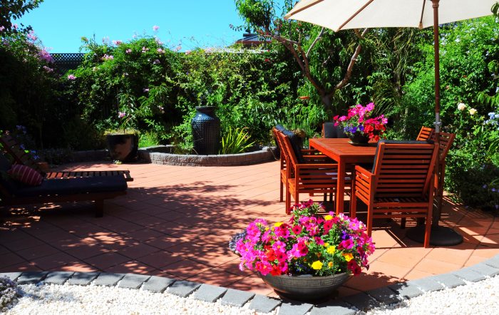 Mediterrane sitzecke im garten gestalten